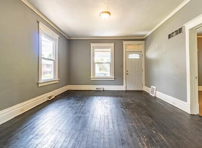 Foto del edificio - 913 W McClure Ave