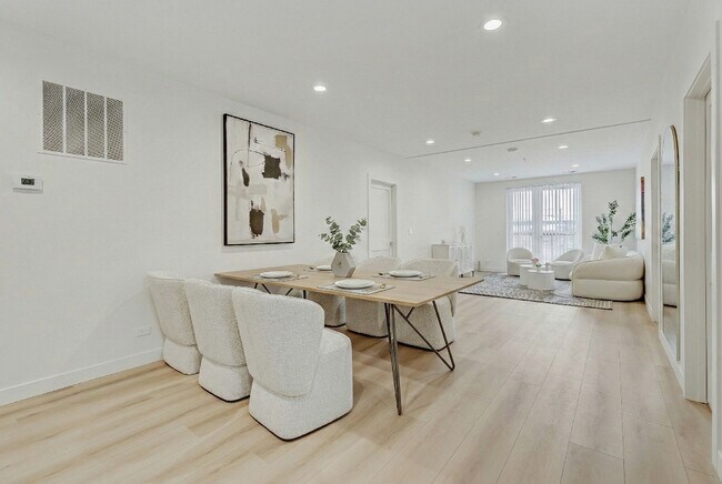 Foto del edificio - 9201 N Milwaukee Ave