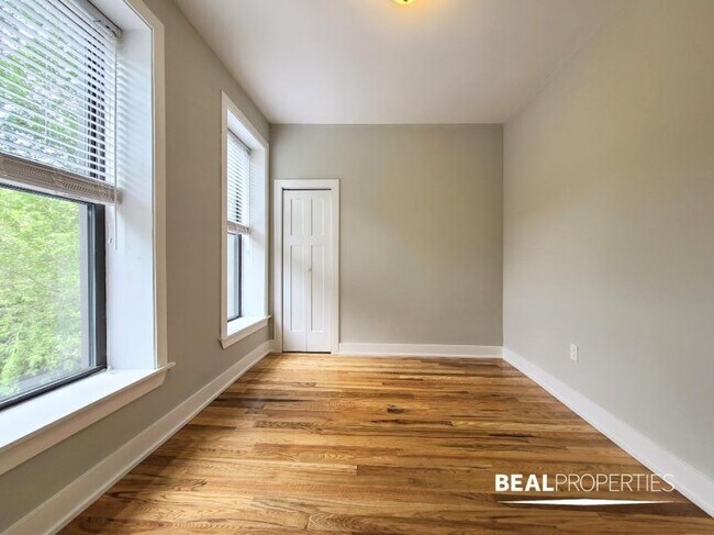 Foto del edificio - 3 bedroom in CHICAGO IL 60657