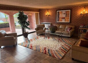 Building Photo - 2066 St Johns Ave