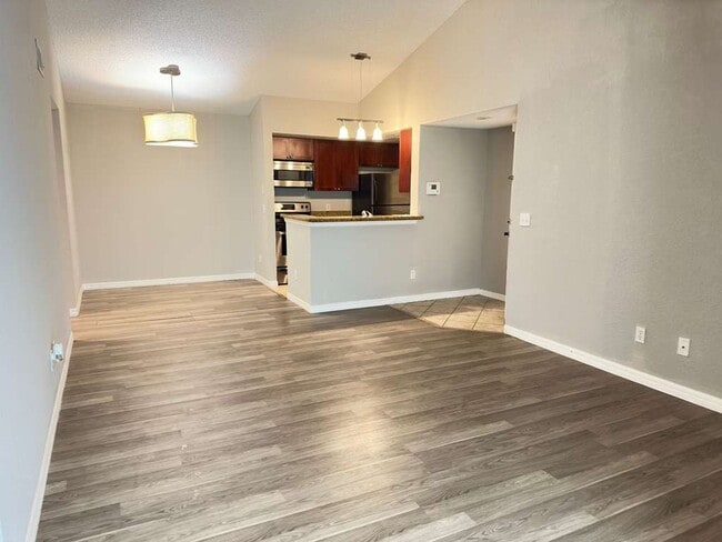 Building Photo - Cozy 2/2 2nd Floor Condo by Millenia Mall! Available Now!
