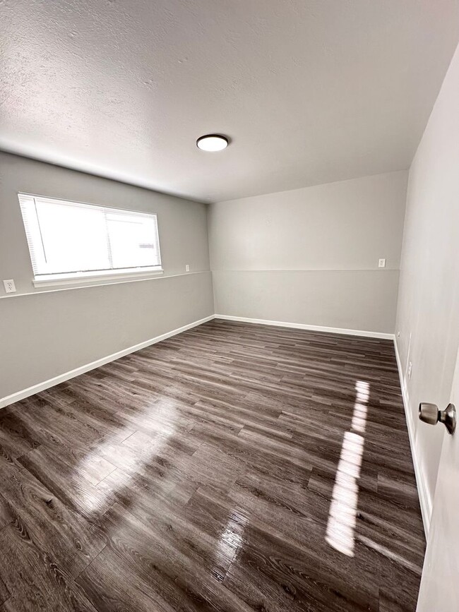 Building Photo - Beautiful one bedroom with no carpet and m...