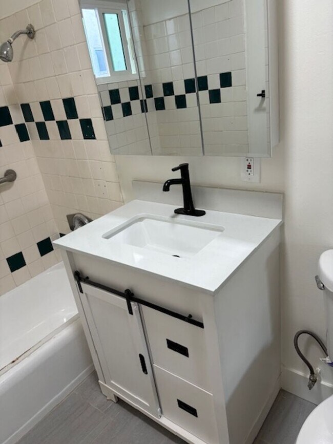 Foto del edificio - Renovated Studio Apartment for Lease in Va...