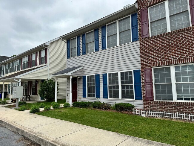 Foto del edificio - 3 Bedroom, 2.5 Bathroom Townhome - Availab...