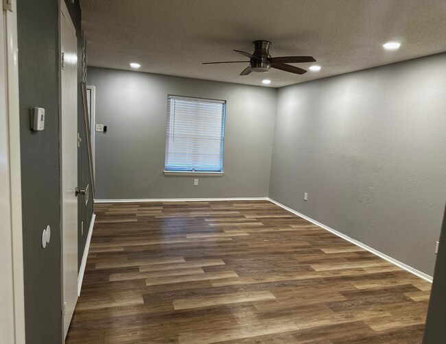 Sala de estar - 8302 Woodview Dr E