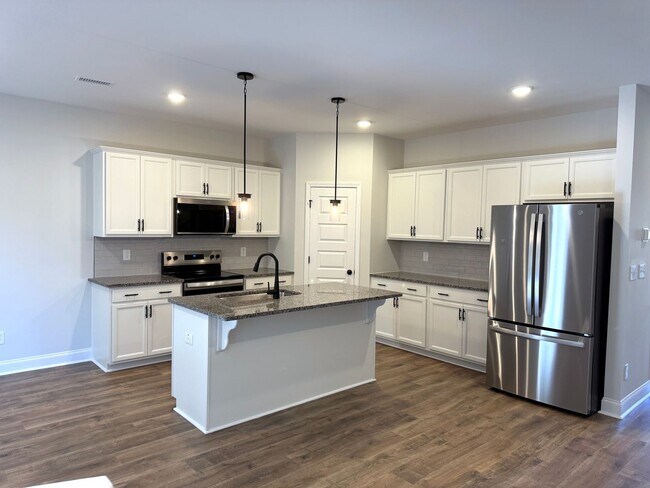 Building Photo - MOVE IN READY -3 Bed, 2.5 Bath 1 car garag...
