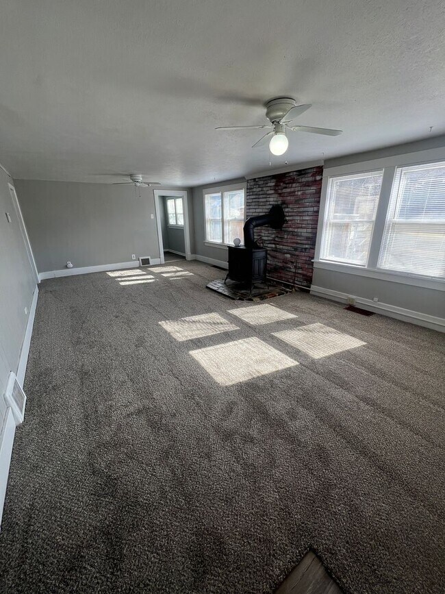 Foto del edificio - Spacious-Charming-Two Plus Bedrooms-Sunny Windows-Fenced Yard-Pet Family Members Welcome!