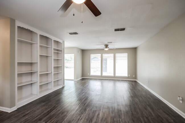 Foto del edificio - 7206 Foxmar Ln