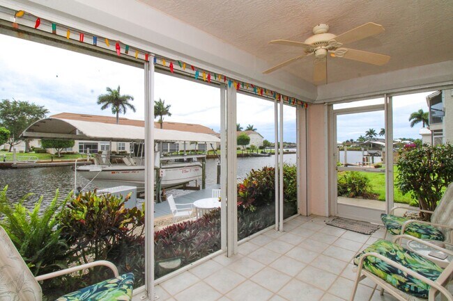 Foto del edificio - ** WATERFRONT HOME WITH DOCK ** SEE DOLPHINS & MANATEES FROM YOUR PRIVATE DOCK ** 2-BED/2-BATH SI...