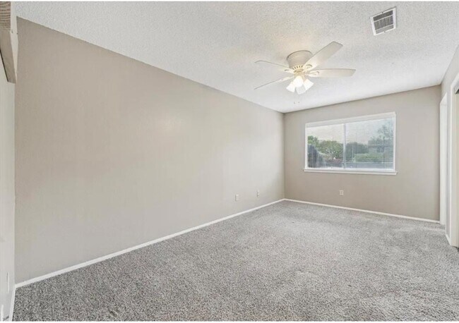 Building Photo - 1015 E Yager Ln