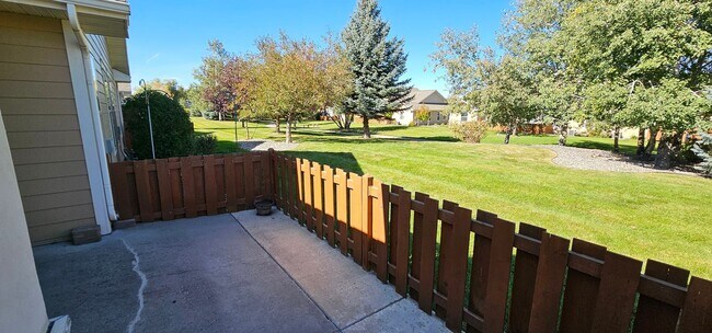 Foto del edificio - Beautiful 3 Bed 2 Bath One-Level Home Available in Quiet Neighborhood