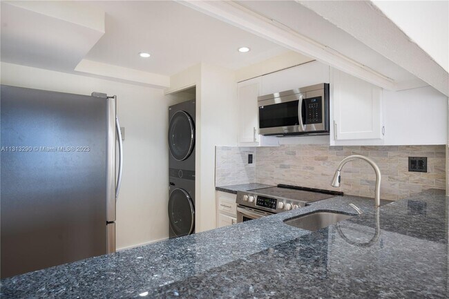Foto del edificio - 600 NE 36th St