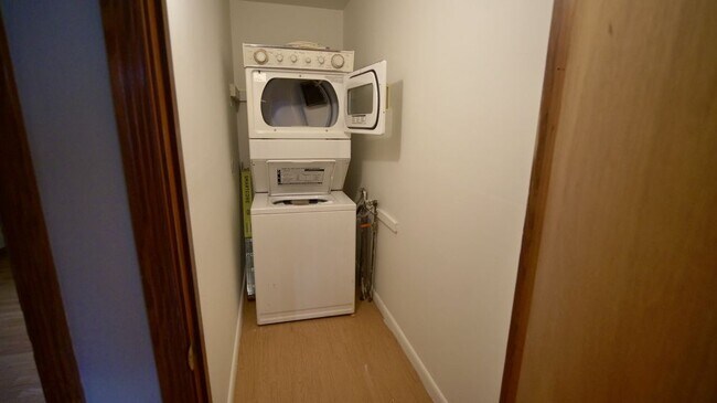 Foto del edificio - 3 Bed / 1 Bath Duplex Available Now