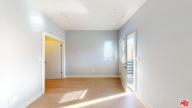 Foto del edificio - 146 1/2 Rosemont Ave