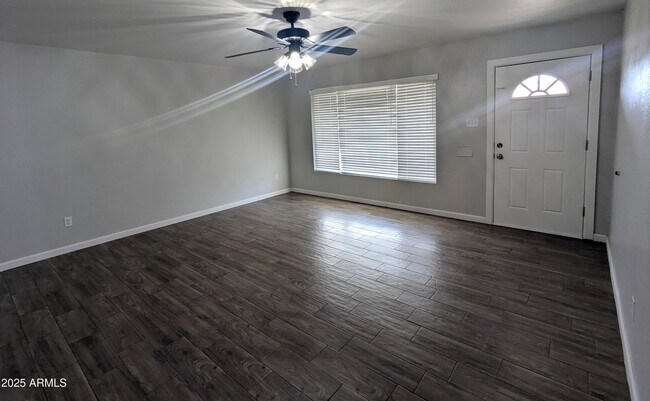 Foto del edificio - 8127 E Mitchell Dr