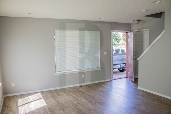 Foto del edificio - Spacious Updated Duplex in Salem