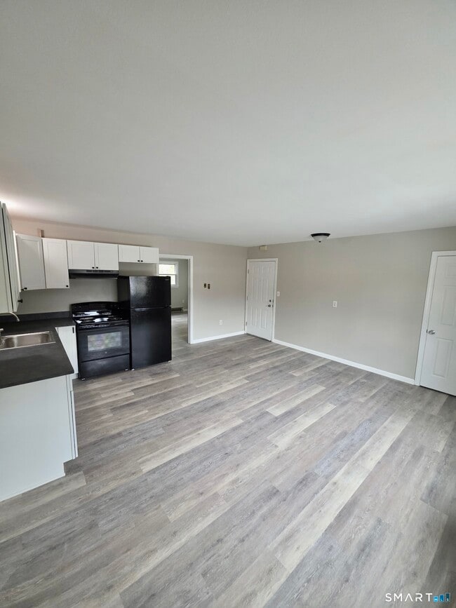 Building Photo - 9 Peggy Ln