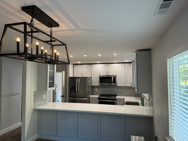Foto del edificio - Beautifully Updated 3 Bed/2.5 Bath Townhom...