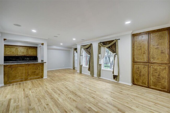 Building Photo - 359 N Post Oak Ln