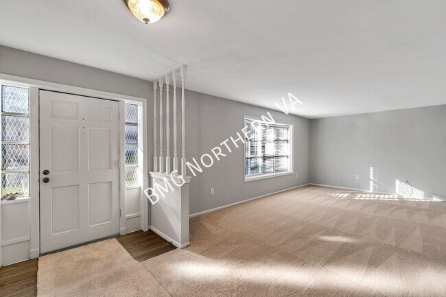 Photo - 5207 GAINSBOROUGH DR- House