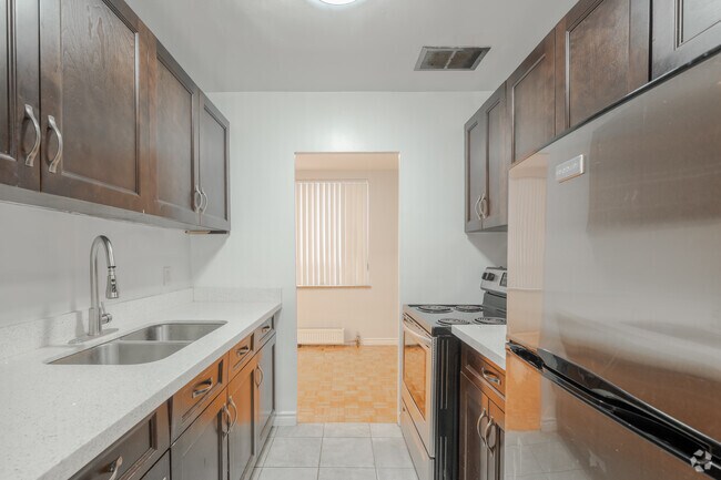 1BR, 1BA - 650SF - Kitchen - Serena Court