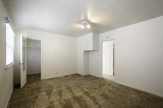 Master with walk in closet and built ins - 318 3rd St