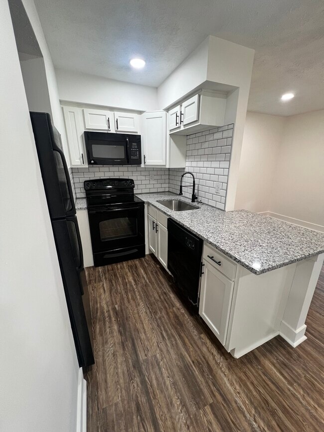 Flats at Turfland - 2315 Harrodsburg Rd Lexington, KY 40504