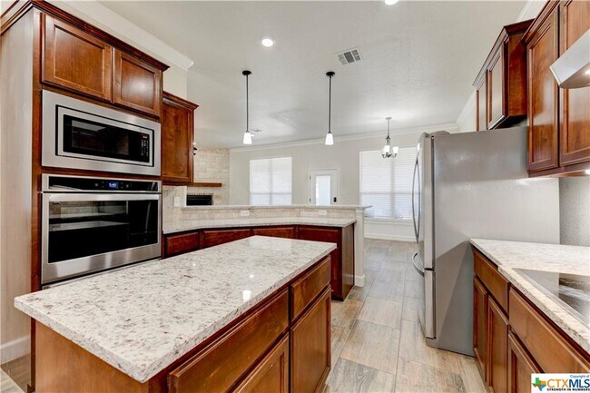 Building Photo - 1040 Vista Dr
