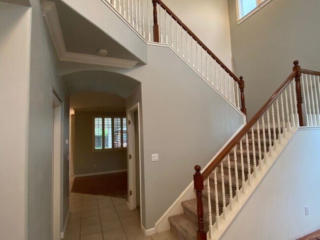 Building Photo - CLEAN AND SPACIOUS 4 BED, 2.5 BATH WITH CO...