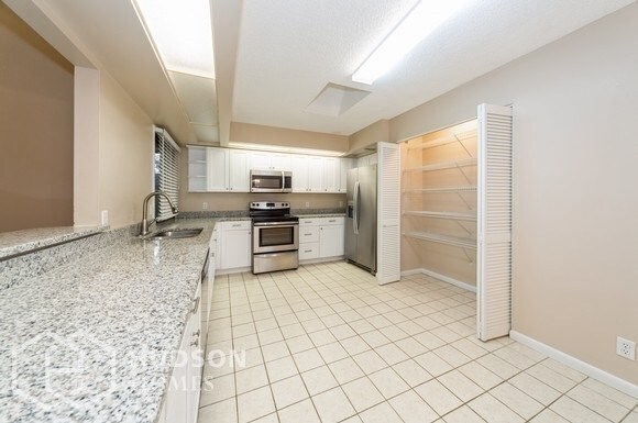 Building Photo - NOW AVAILABLE! 5430 Club Hill W, Lakeland,...