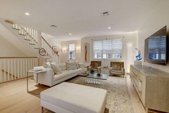 Building Photo - 309 S Bromeliad