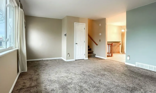 Foto del edificio - Charming & Spacious 5-Bedroom Home! Detach...