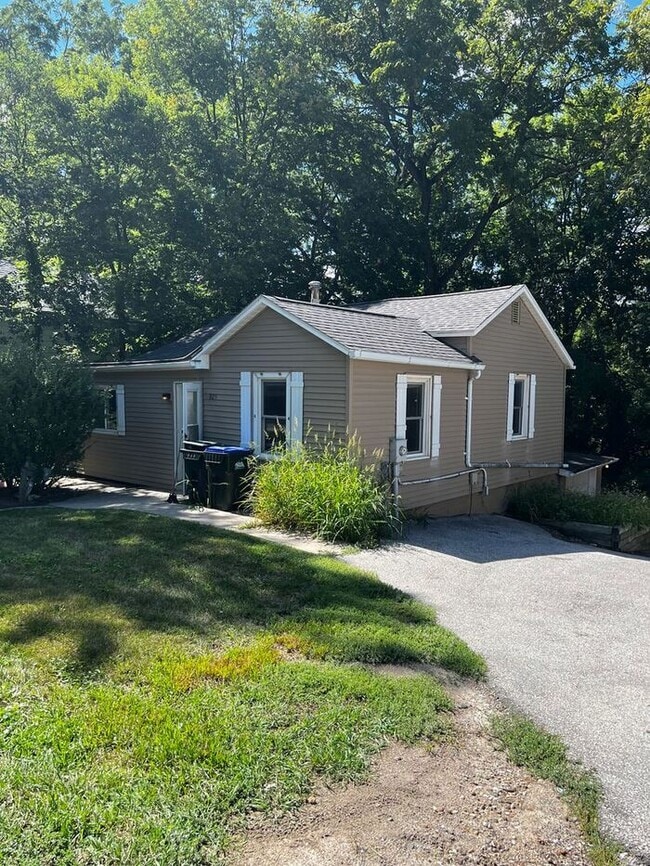 Building Photo - 925 N Dodge St