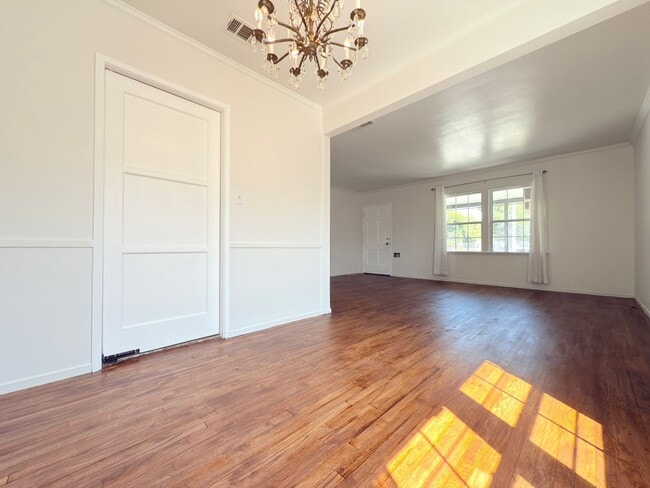 Building Photo - Bright and Spacious Two-Bedroom in Sun Valley
