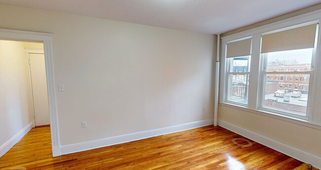 Foto del edificio - 9/1 - NO Fee! Modern 2BR in elevator building near B/C trains