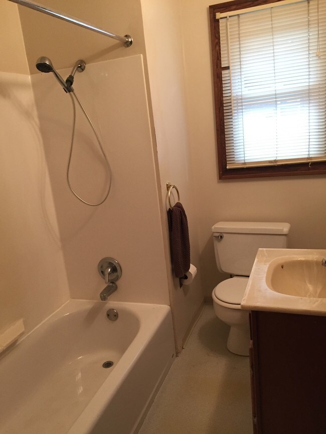 Combination tub & shower - 1510 Front St