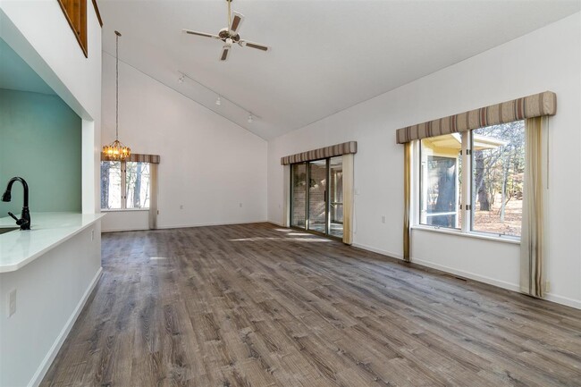 Building Photo - 3301 Pine Grove Dr