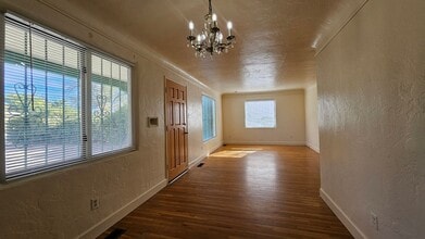 Building Photo - 925 Palomas Dr SE