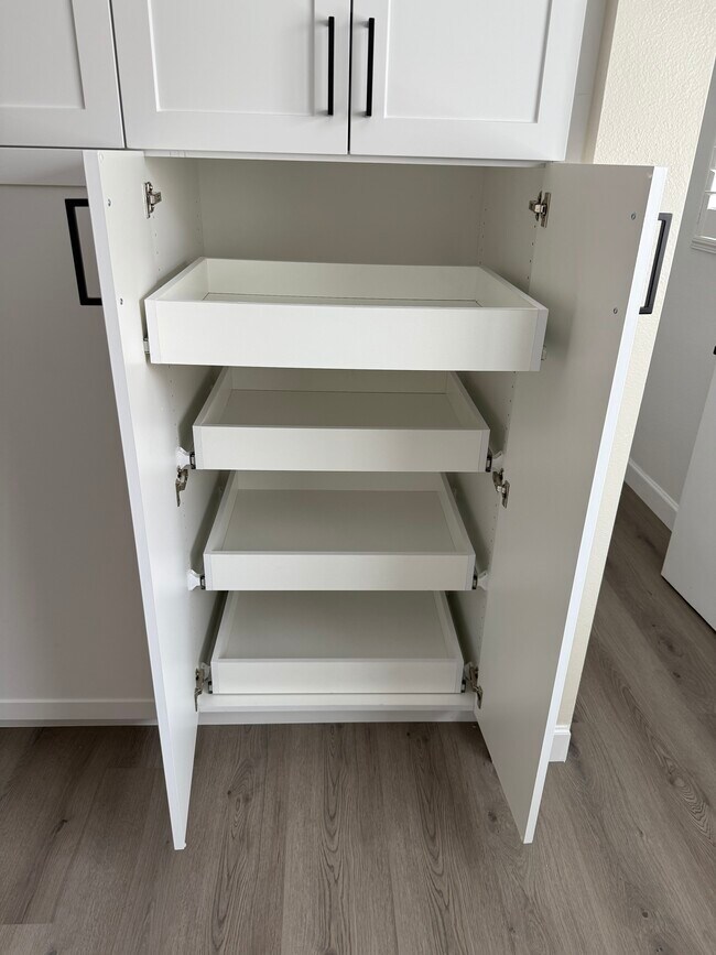 Pull-out shelves - 22271 Erwin St