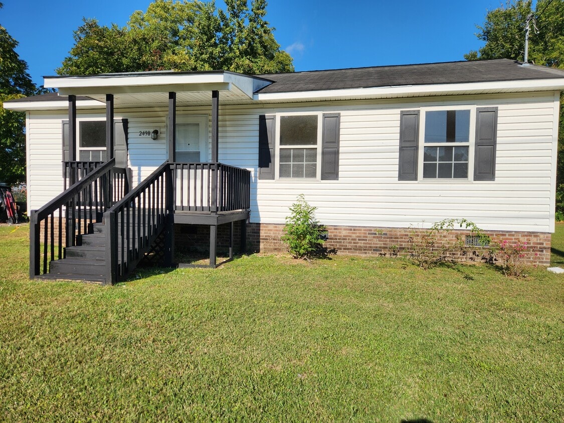 Foto principal - 2498 N Railroad St