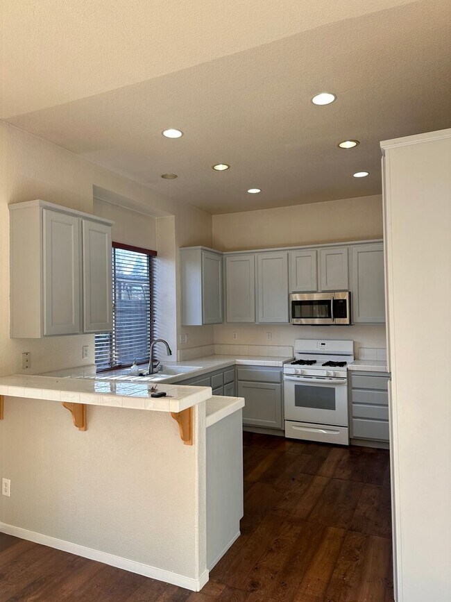 Foto del edificio - Gorgeous 3bd/2ba with 2 Car Garage in the ...