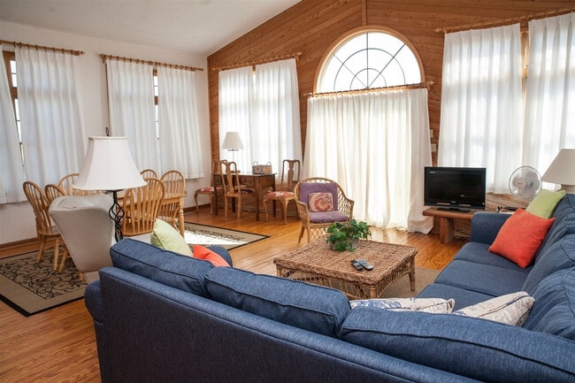 Building Photo - 40398 N Beachcomber Dr