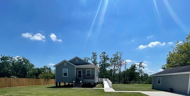 Building Photo - 15019 S Baylan St