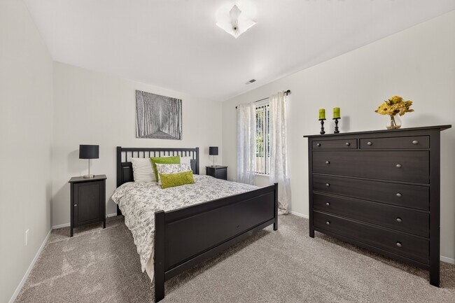 Habitación moderna con amplio espacio de almacenamiento en los apartamentos Eastwood Village en Clinton Township, Michigan. - Eastwood Village Apartments