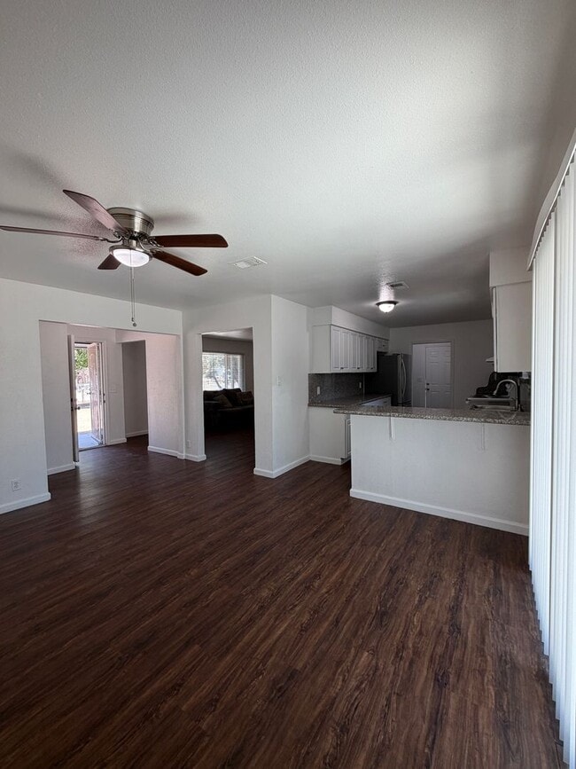 Building Photo - Charming 2-Bed, 1.5-Bath Home with 2-Car Garage in Hesperia, CA!