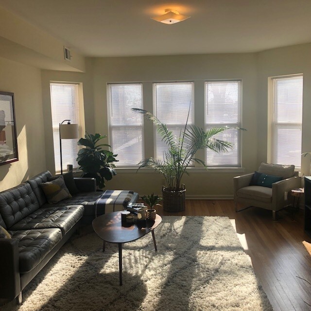 Living - 3318 W Palmer St