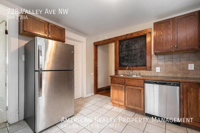 Foto del edificio - 228 Valley Ave NW
