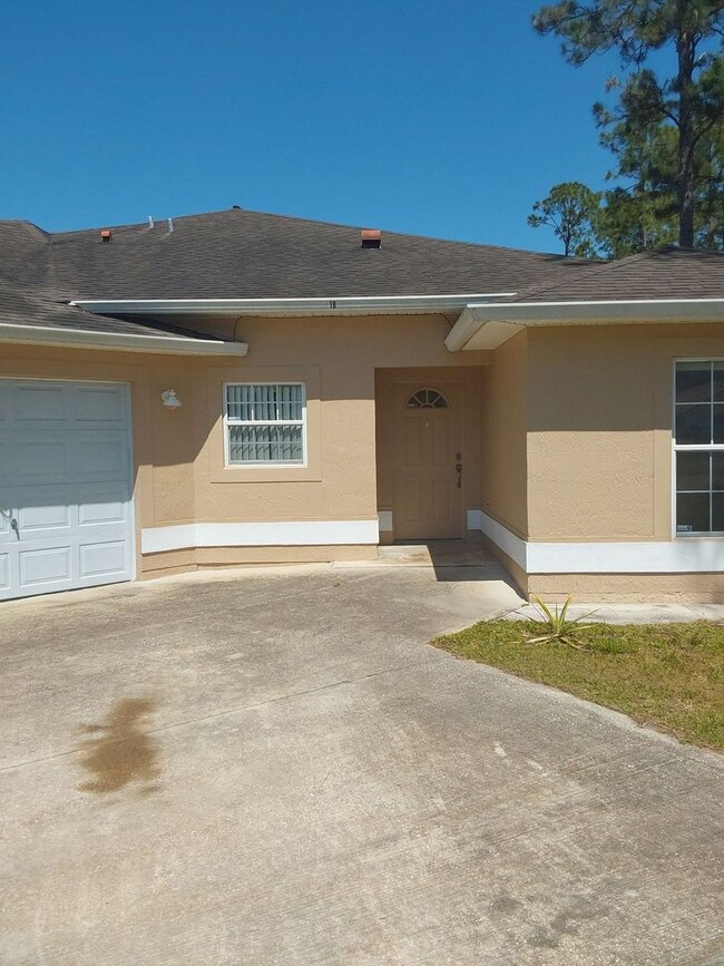 Foto del edificio - Great 3/2/1 duplex with a private driveway...