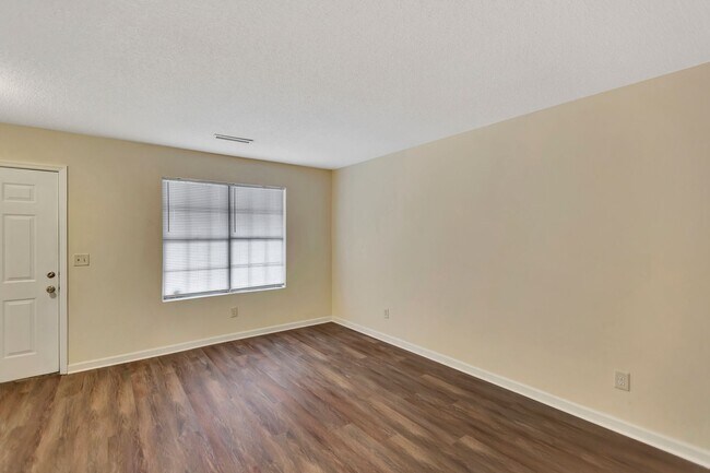Foto del edificio - Rare end unit Summerville Townhome!!