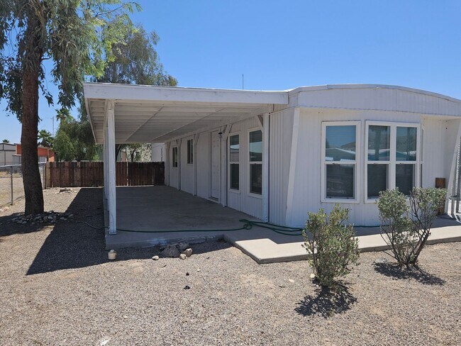 Building Photo - 2 Bed/1 Bath Mobile one block from the River